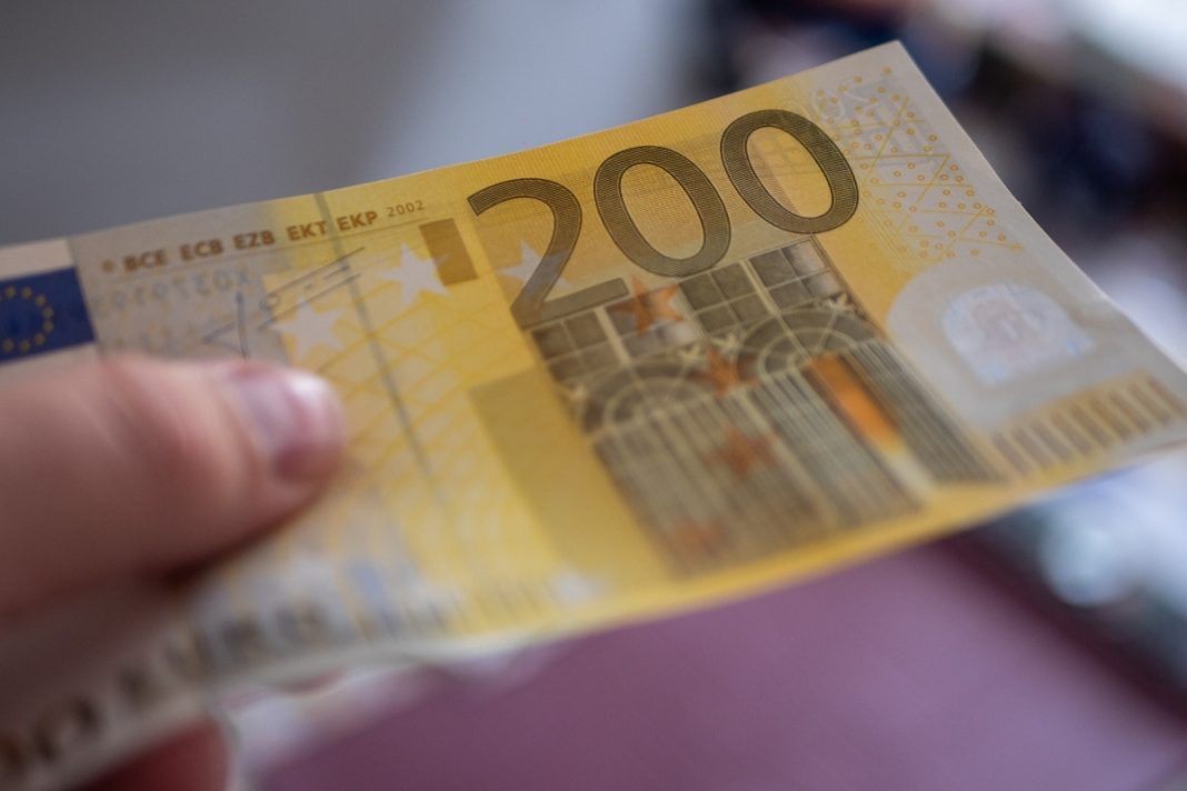 cheque de 200 euros del gobierno en España ayuda económica para personas con bajos ingresos